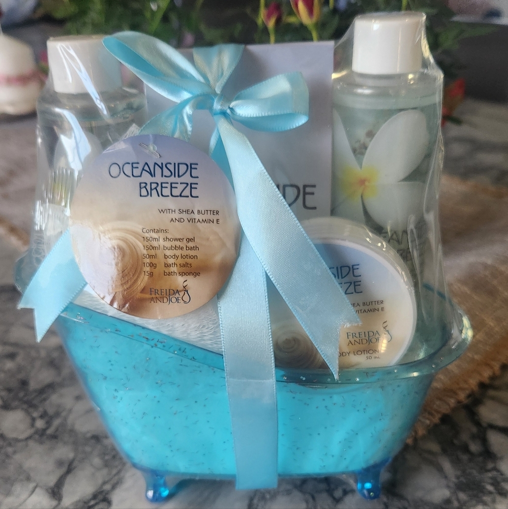 Freida Joe Tropical Oceanside Breeze Spa Gift Set Bath Body in Stylish Blue Tub‎